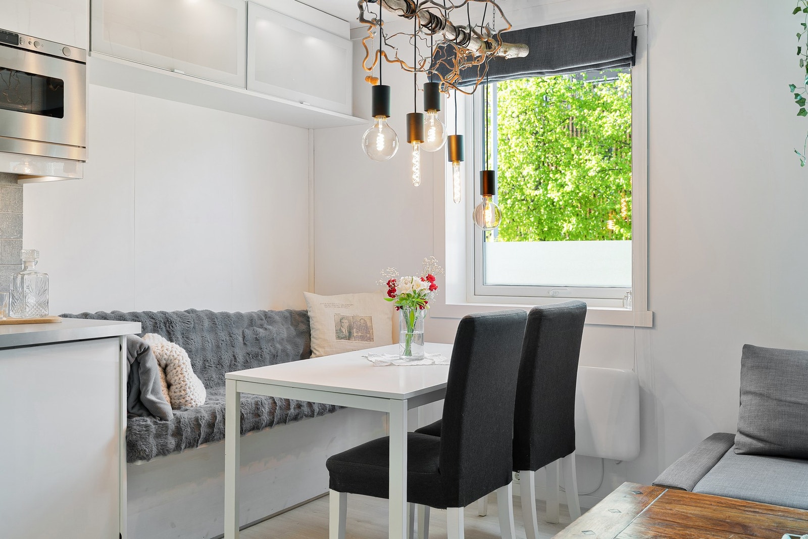 Spiseseksjonen finner sin naturlige posisjon like ved kjøkkenet. Galleribilde