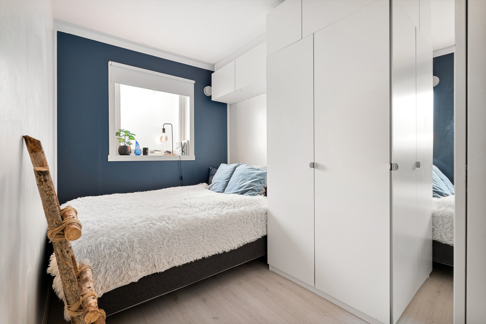 Romslig soverom på 8 kvadratmeter med god plass til dobbeltseng og møblement som garderobeskap. Galleribilde