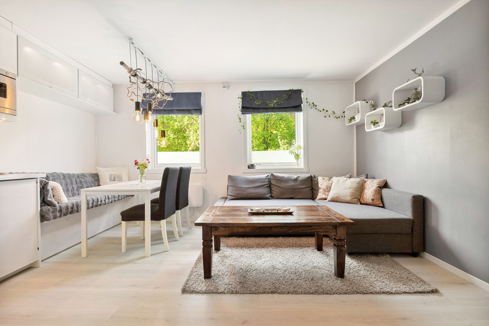 Lys og romslig åpen stue/kjøkkenløsning på 18,5 kvadratmeter. Galleribilde