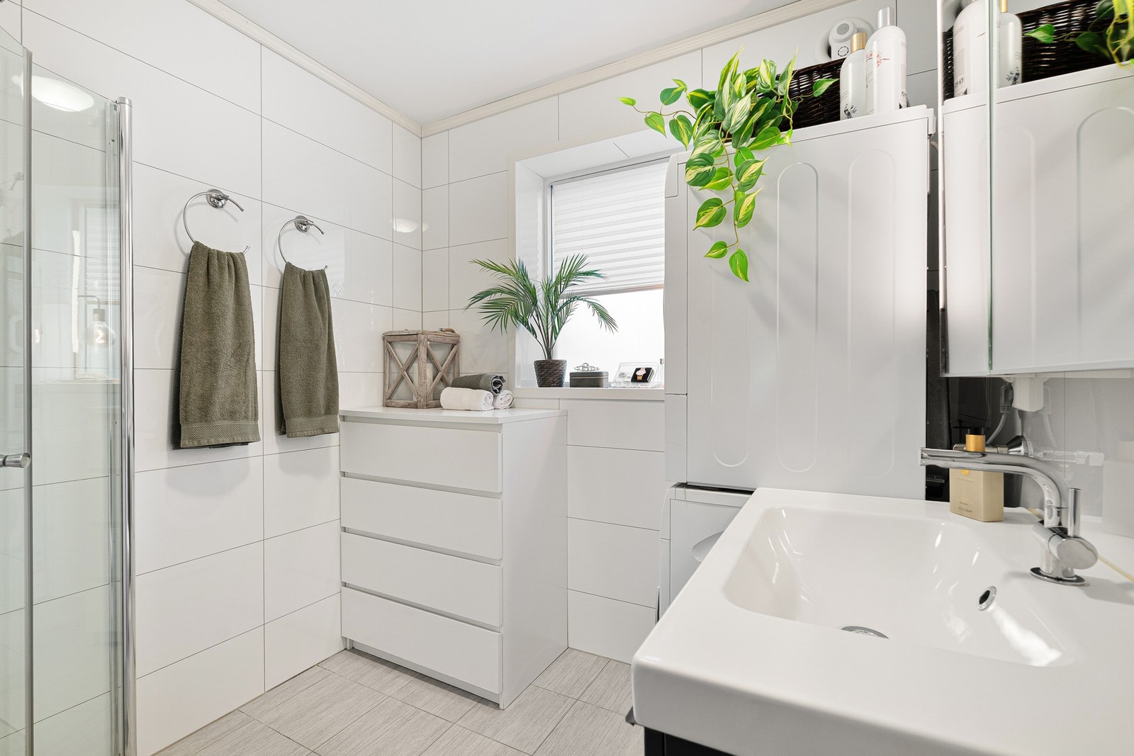 Lyst flislagt bad som ble betydelig renovert i 2016. Galleribilde