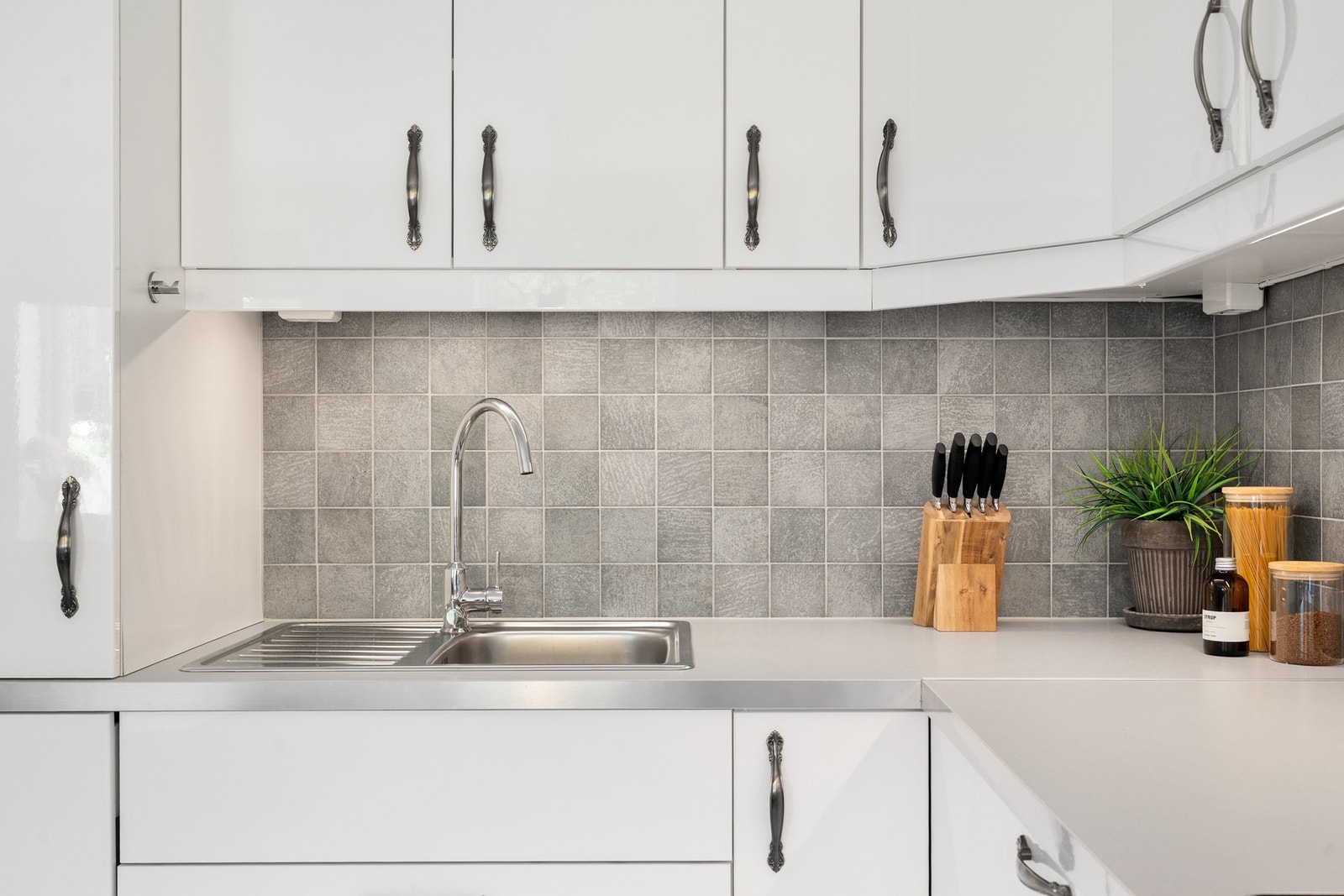 Her er det godt med benke- og skapplass. Det er lys i skuffene på kjøkken! Galleribilde