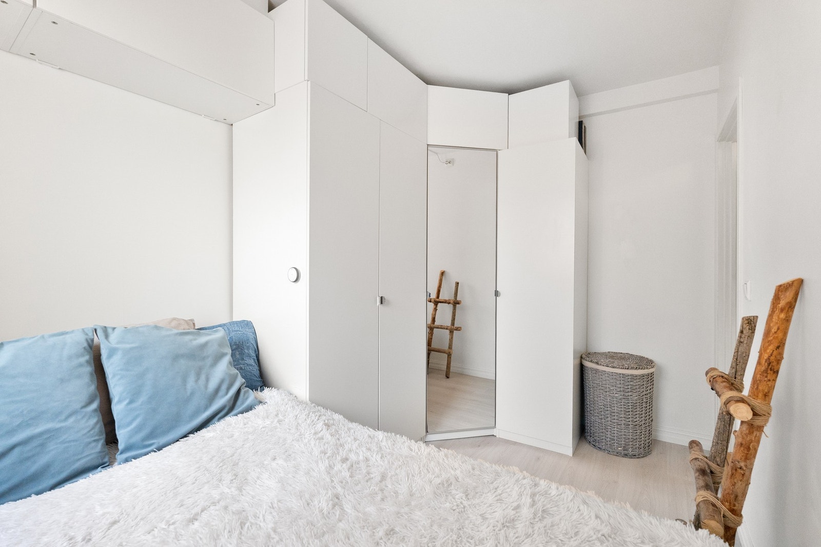 Garderobeskapet medfølger for øvrig handelen. Galleribilde