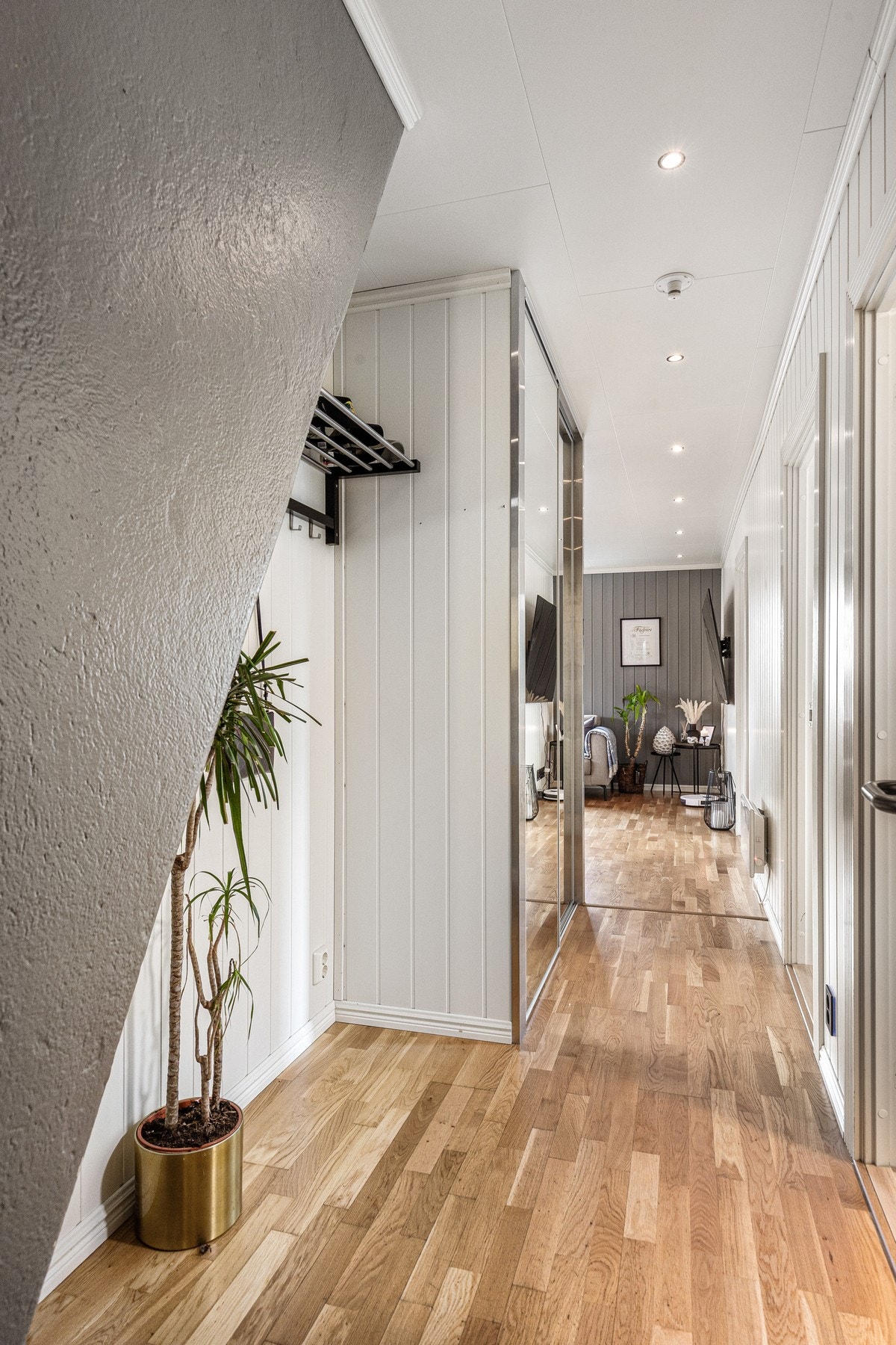 Velkommen inn | Første inntrykket er en lys og innbydende entré meg god plass for oppheng av yttertøy i skyvedørsgarderobe Galleribilde
