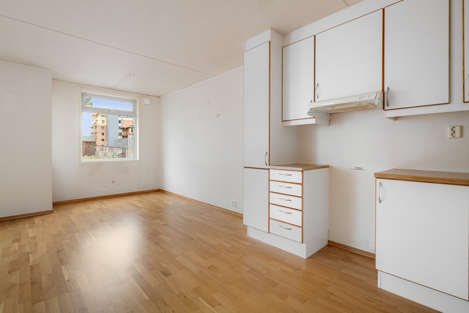 Det må påregnes å pusse opp boligen da selger har røyket i boligen. Galleribilde