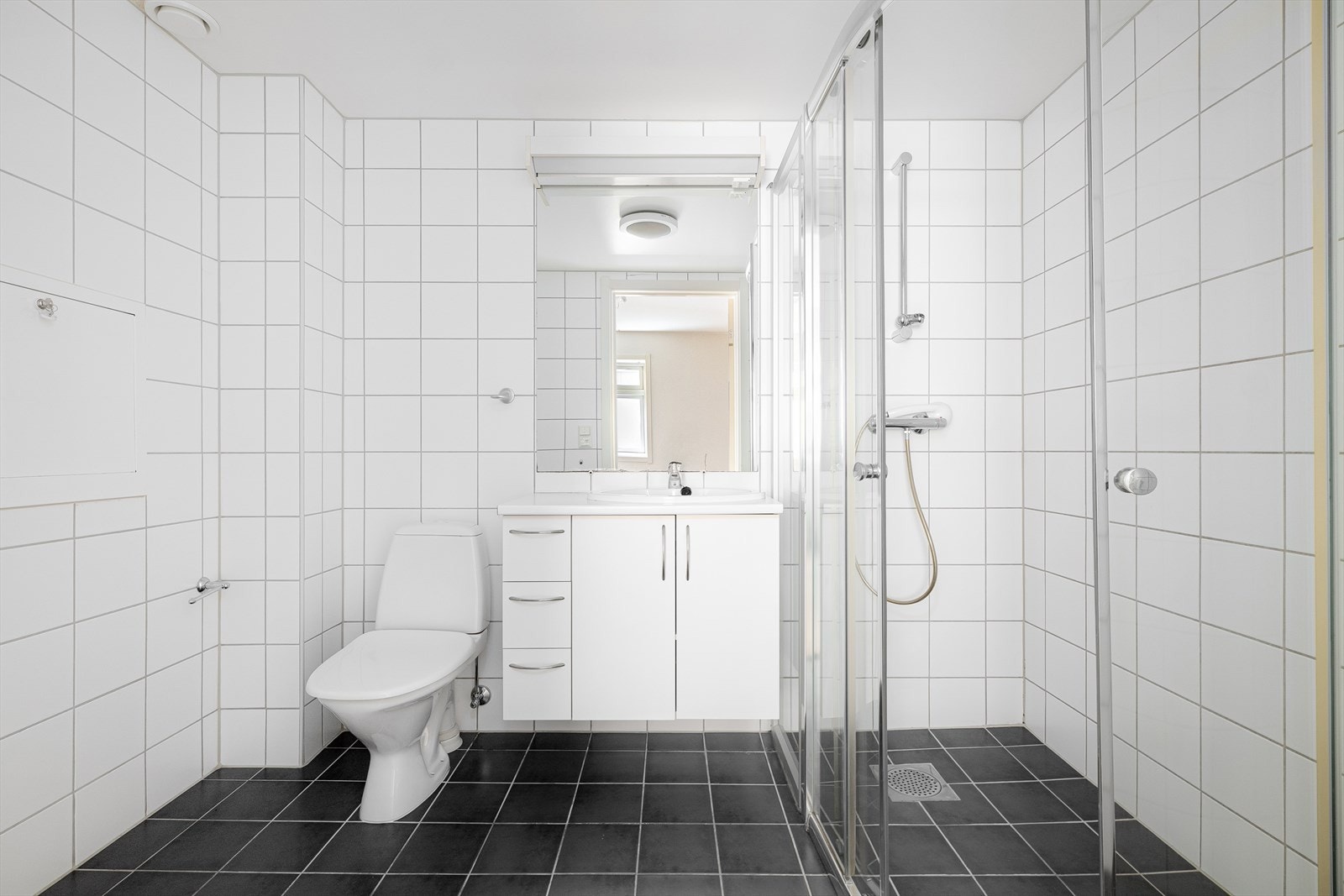 Stort baderom med tidløst design. Galleribilde