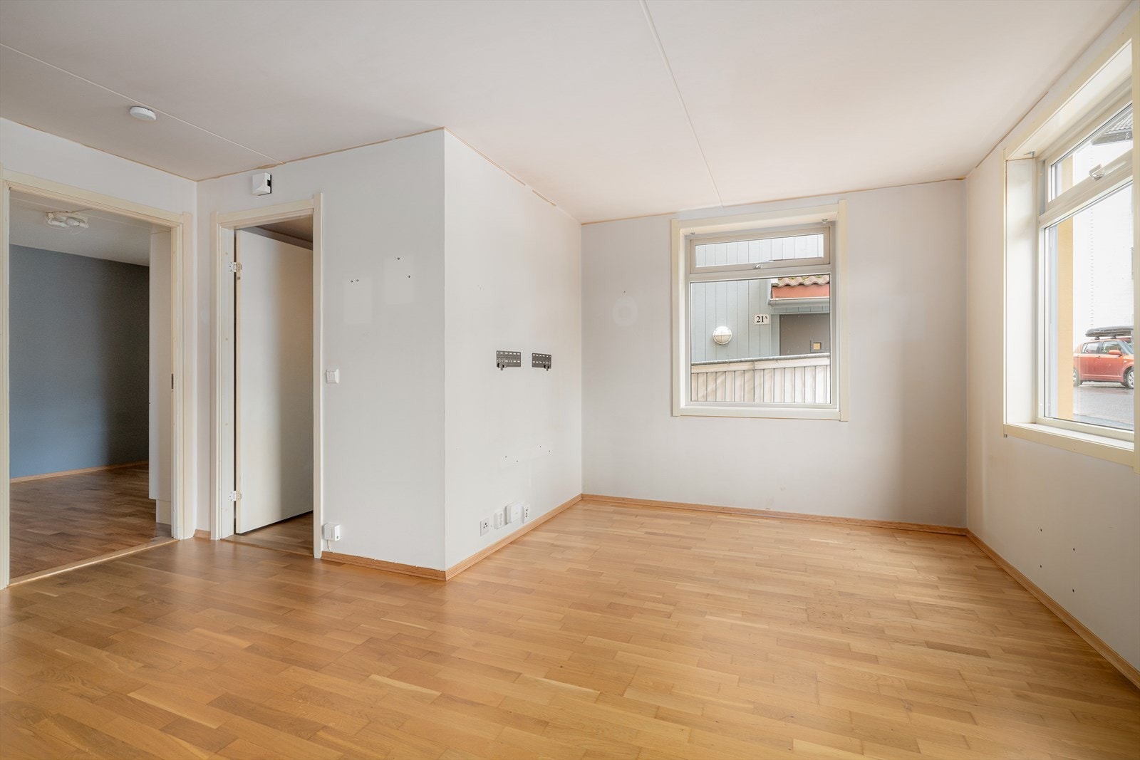 Boligen er enkel å møblere da det er fin inndeling av stue/kjøkken. Her er det god plass til stor sofa med tilhørende møblement. Galleribilde