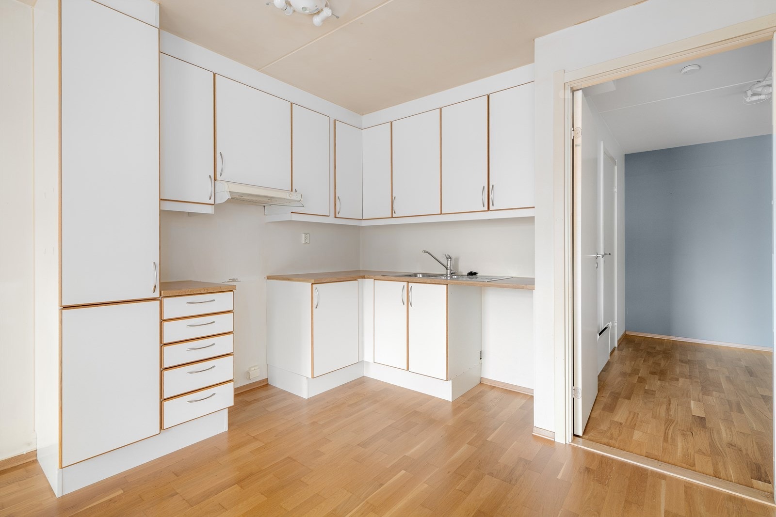 Stort kjøkken som har rikelig med oppbevaringsplass. Galleribilde