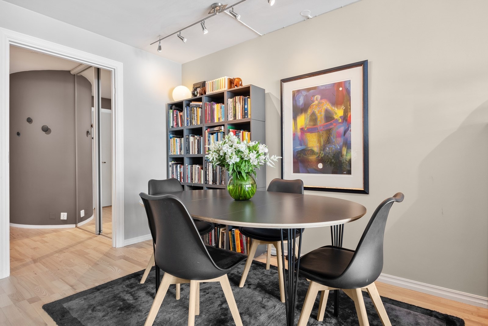 Spisestue med plass til hyggelige middager med venner. Galleribilde