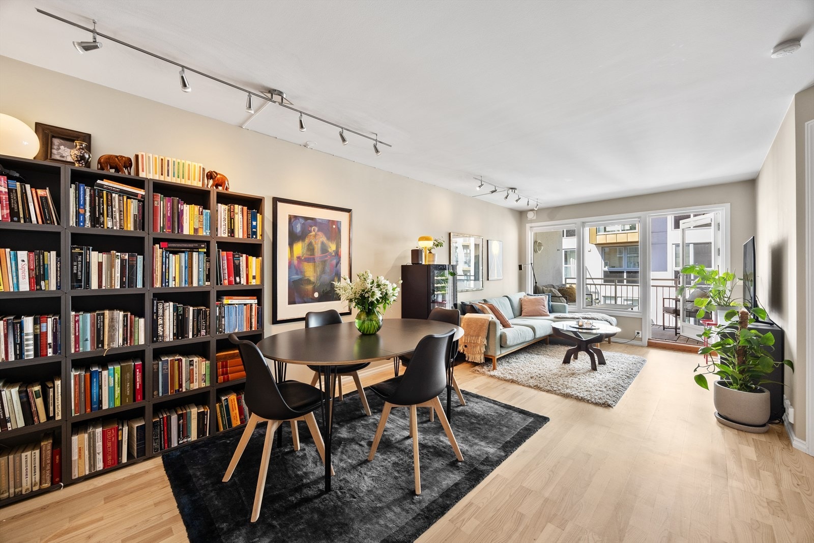 god plass for både en komfortabel sofagruppe og et hyggelig spisebord, perfekt for måltider og sosialt samvær Galleribilde