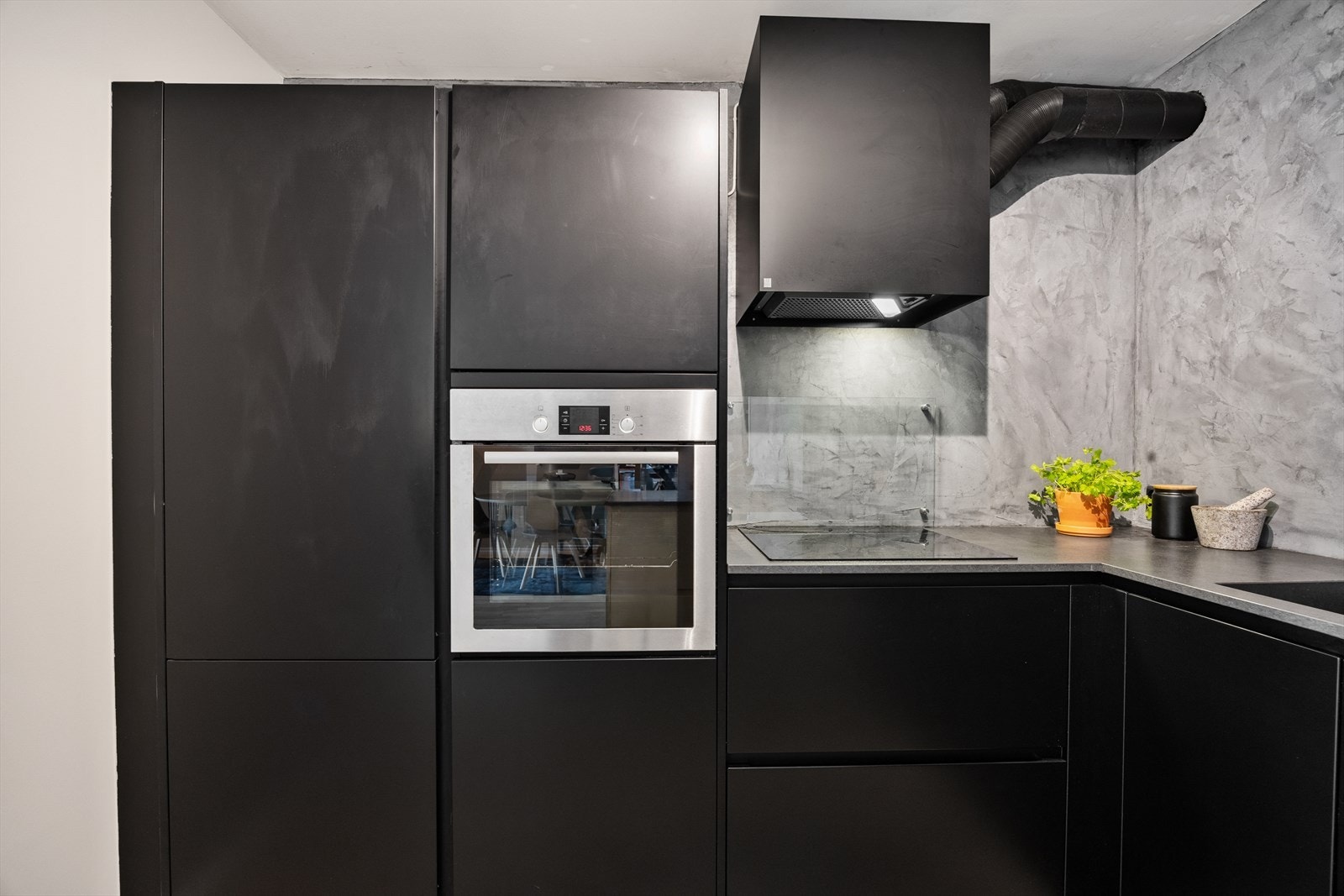 Moderne kjøkken med stekeovn i rustfritt stål. Galleribilde