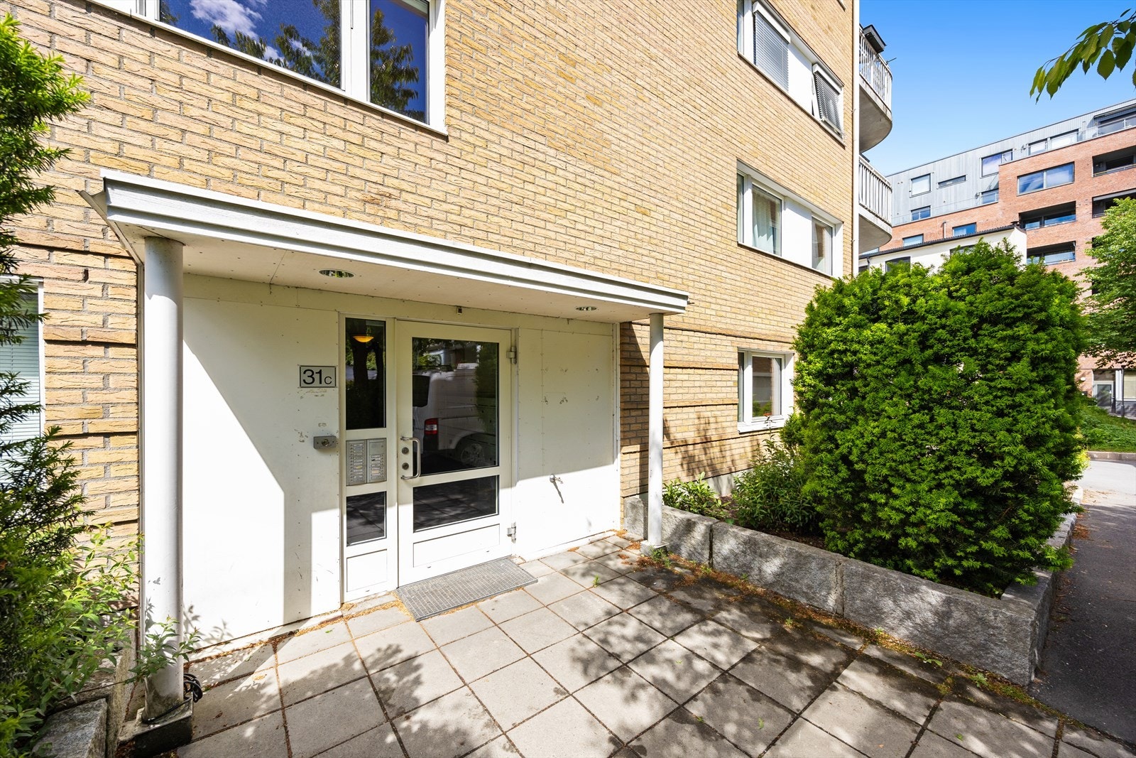 Hovedinngang med overbygg for beskyttelse mot vær og vind. Galleribilde