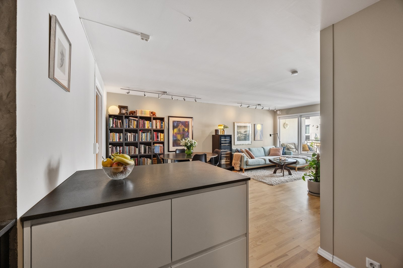 Åpen stue og kjøkkenløsning ideell for sosiale anledninger. Galleribilde