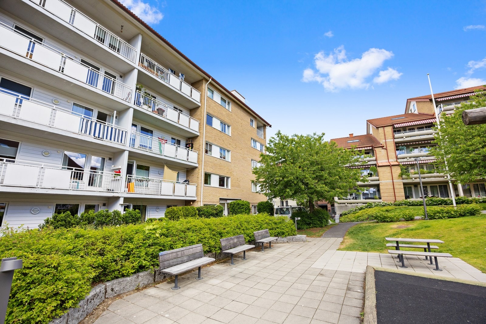 Innbydende fellesområde med sitteplasser og grøntarealer. Galleribilde