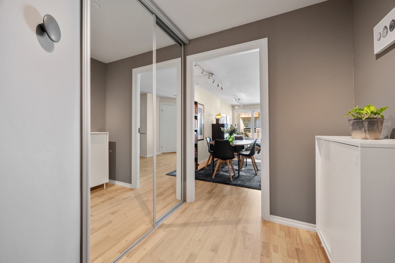 Speilskap i gangen gir en følelse av romslighet. Galleribilde