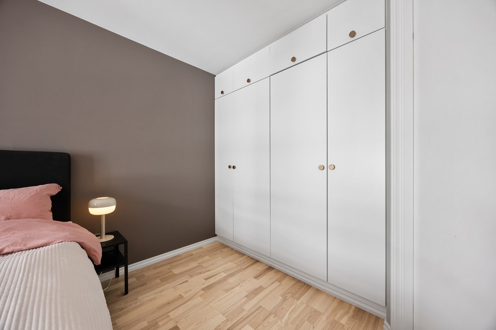 Soverommet har innebygde skap for optimal lagring. Galleribilde