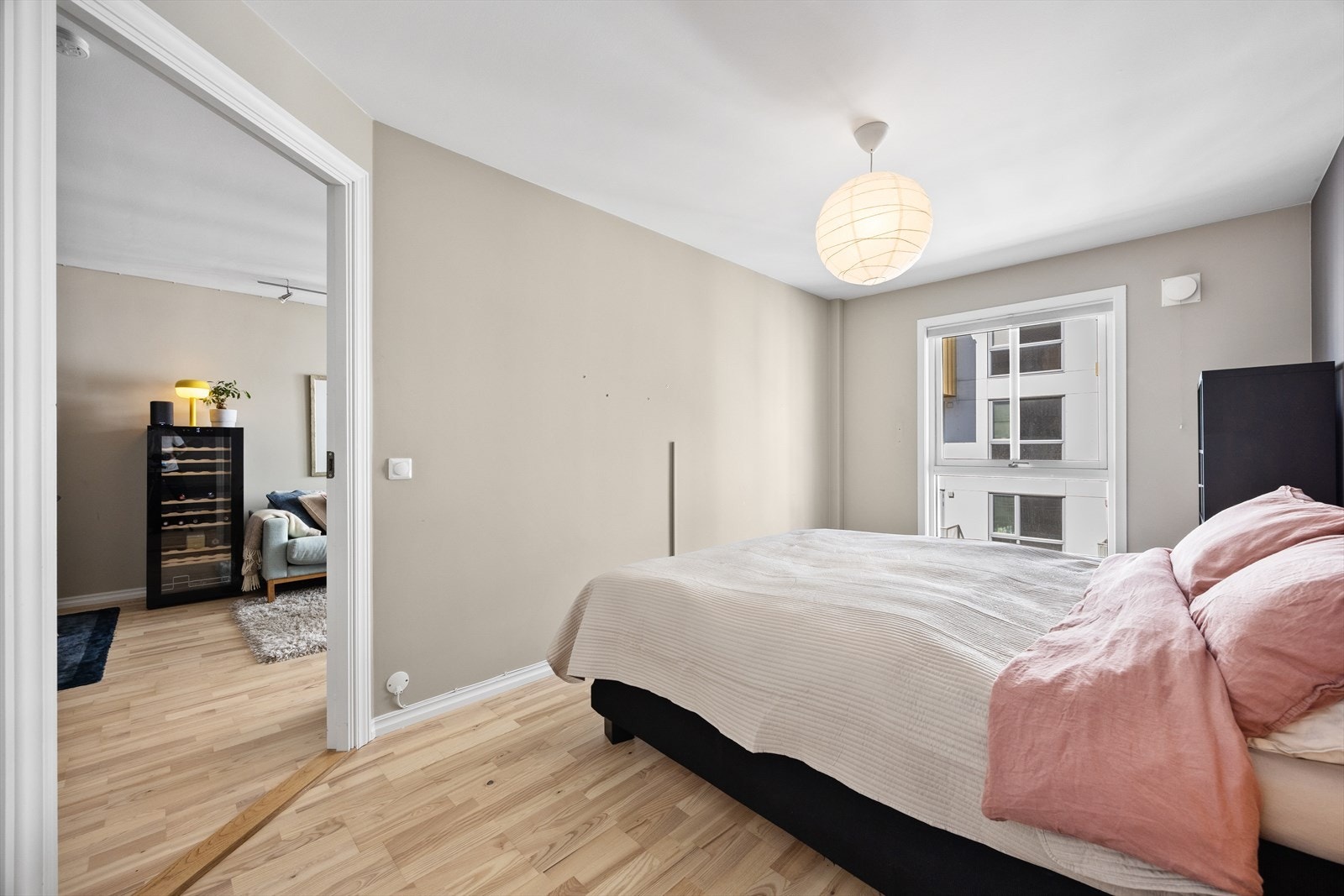 Soverom med naturlig lys og god plass til oppbevaring. Galleribilde