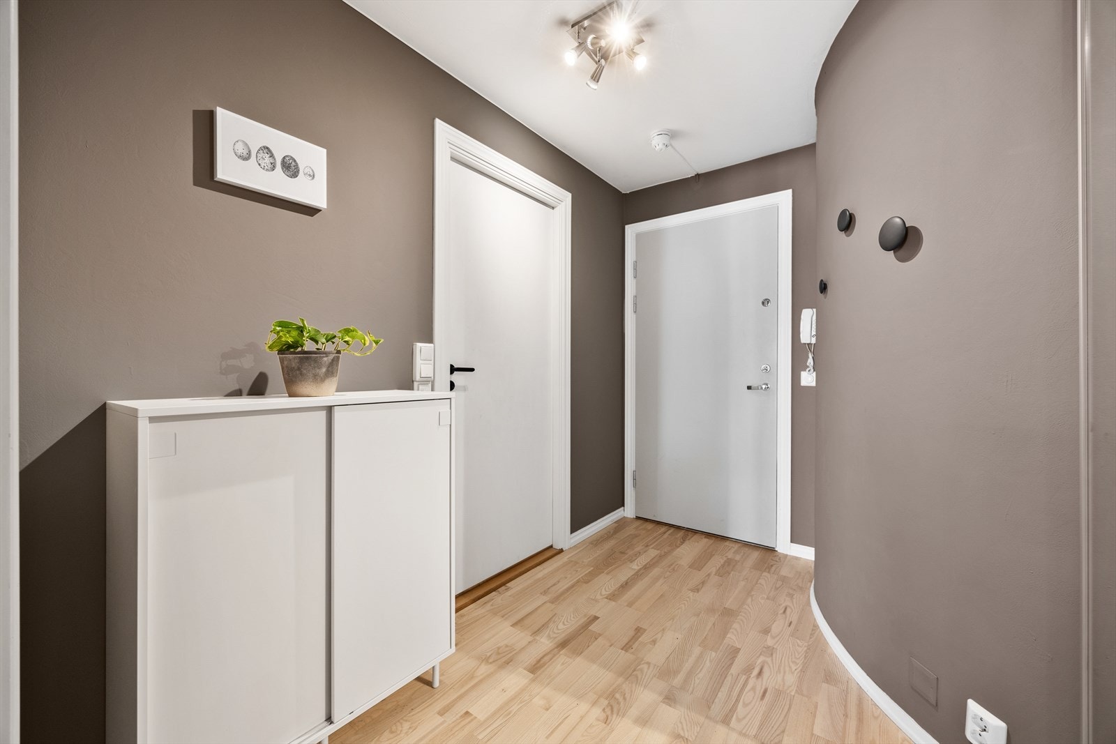 Innbydende entré som ønsker deg velkommen inn | Leiligheten er utstyrt med dørcallinganlegg for enkel adgangskontroll Galleribilde