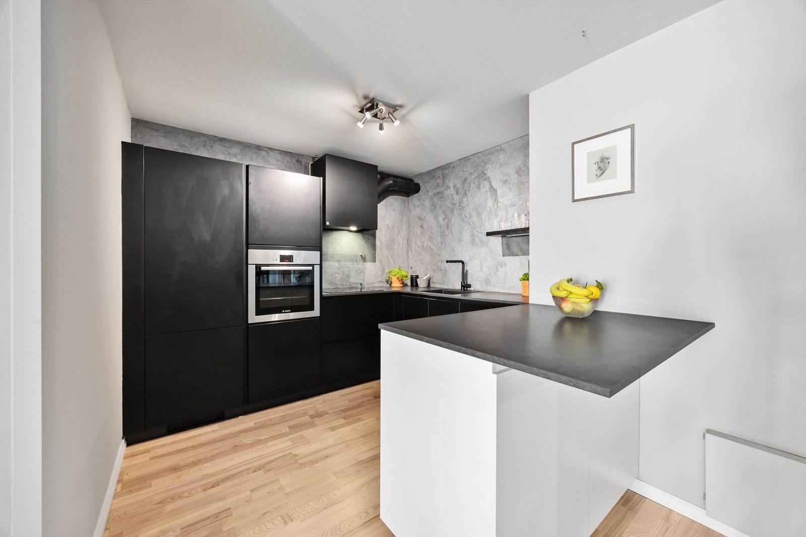 Kjøkkeninnredningen fra KVIK, montert i 2016, har moderne glatte fronter og en slitesterk laminatbenkeplate med planlimt kum Galleribilde