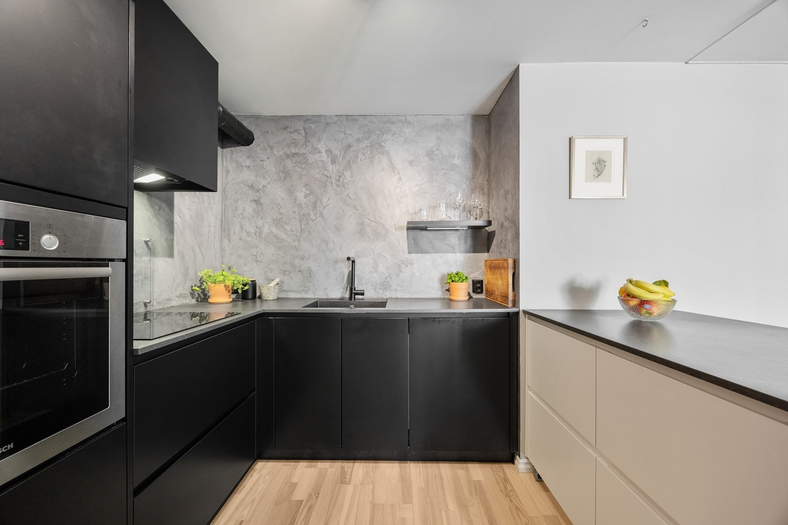 Funksjonelt kjøkken med godt arbeidsområde. Galleribilde