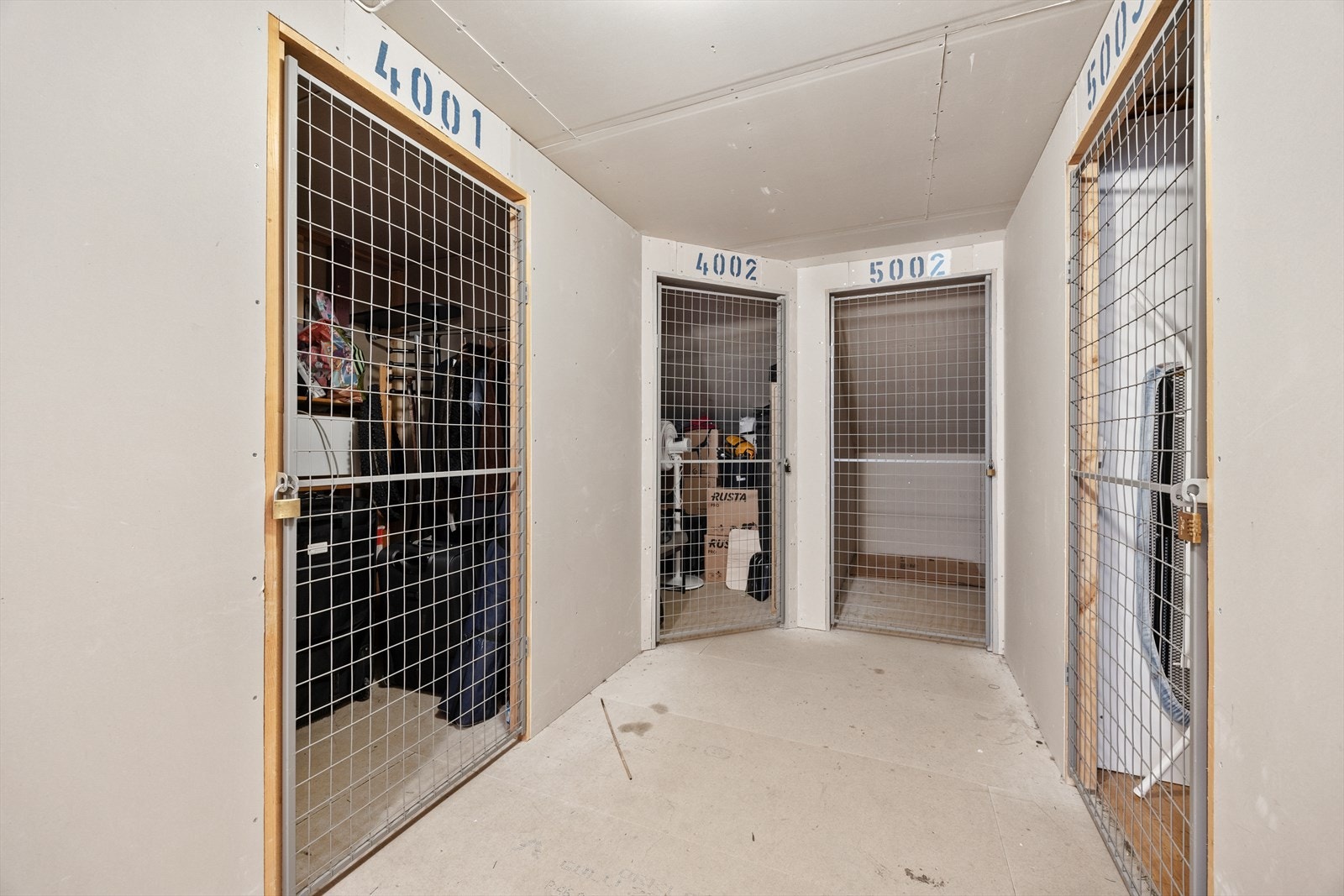 Praktisk bod på loftet for ekstra lagringsplass. Galleribilde