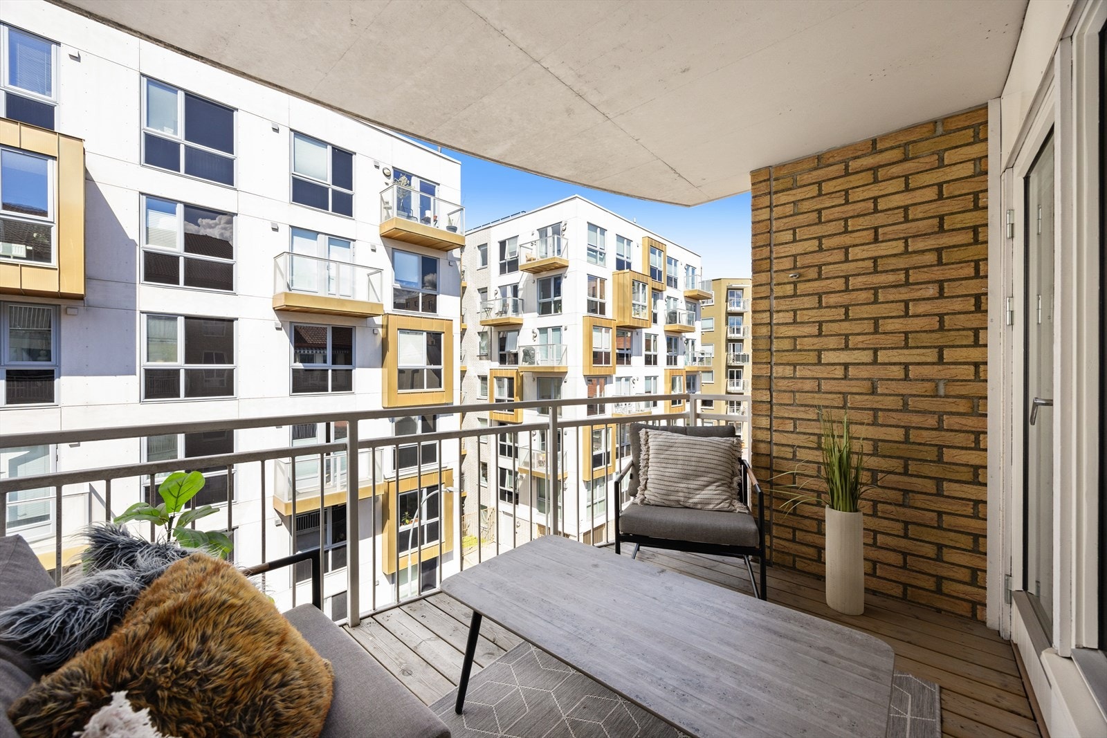 Balkong med plass til utemøbler for avslappende stunder. Galleribilde