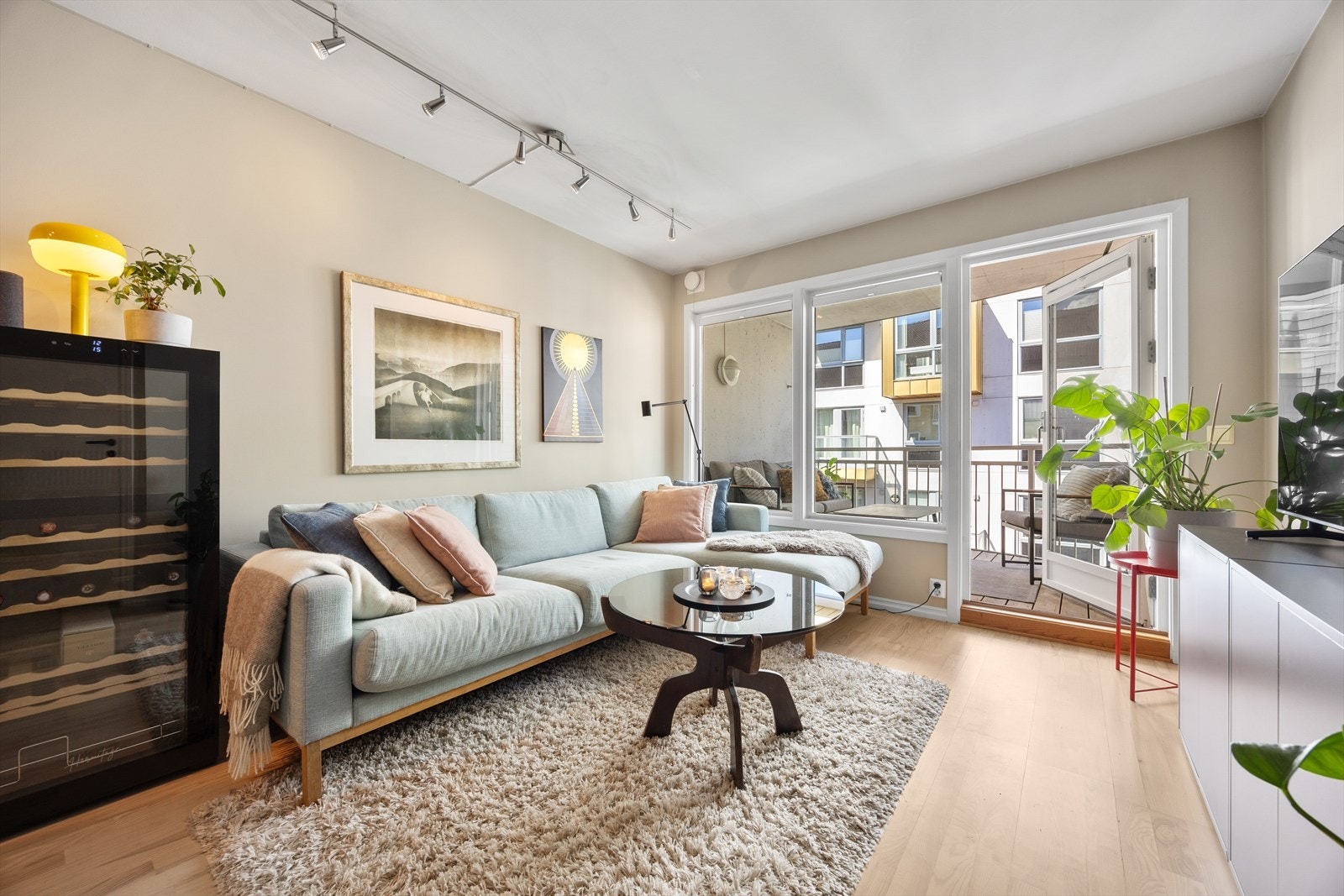 Stue med store vinduer som slipper inn naturlig lys. Galleribilde