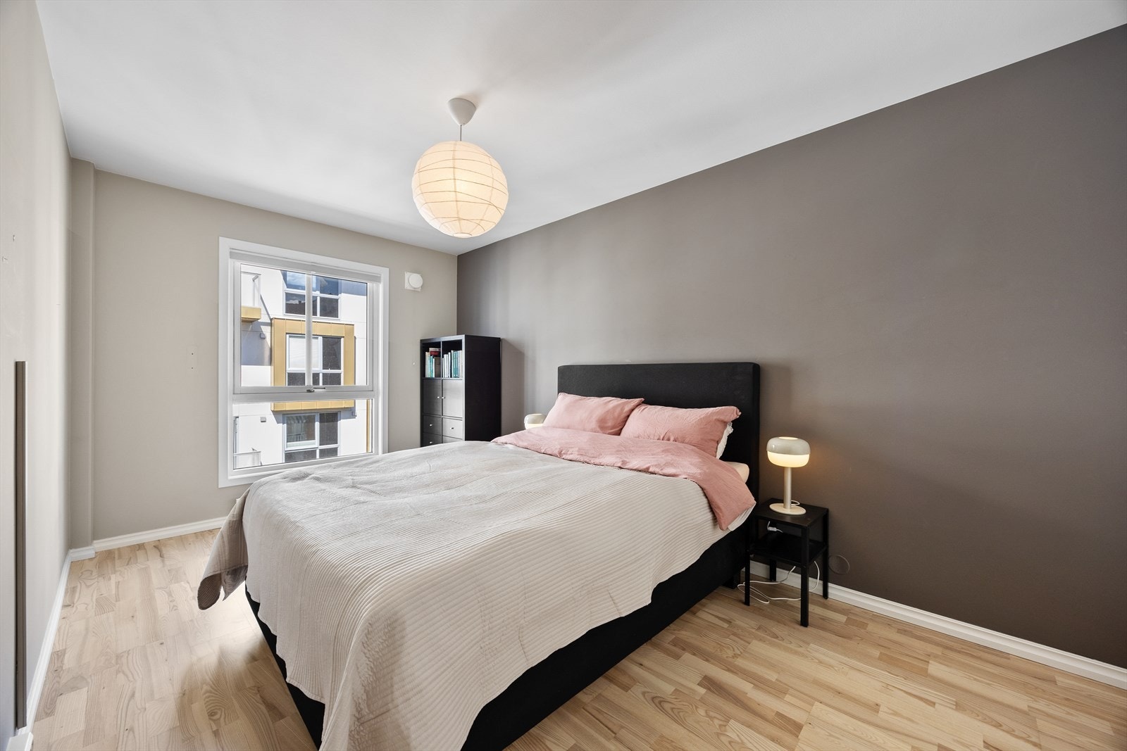 Rommet er av god størrelse med plass til dobbeltseng og nattbord Galleribilde