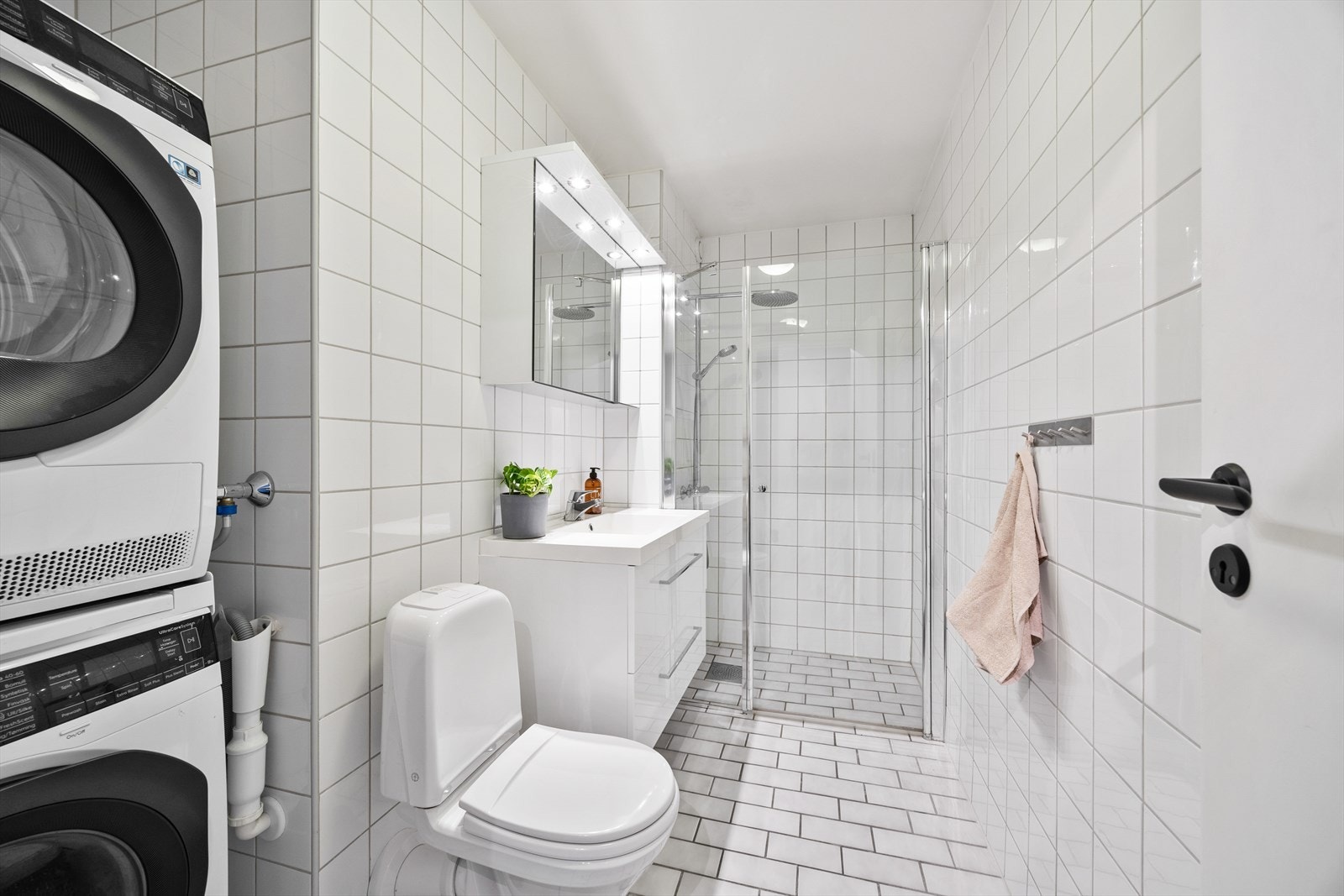 Overflatene består av fliser på gulv og vegger, samt sparklet og malt himling Galleribilde