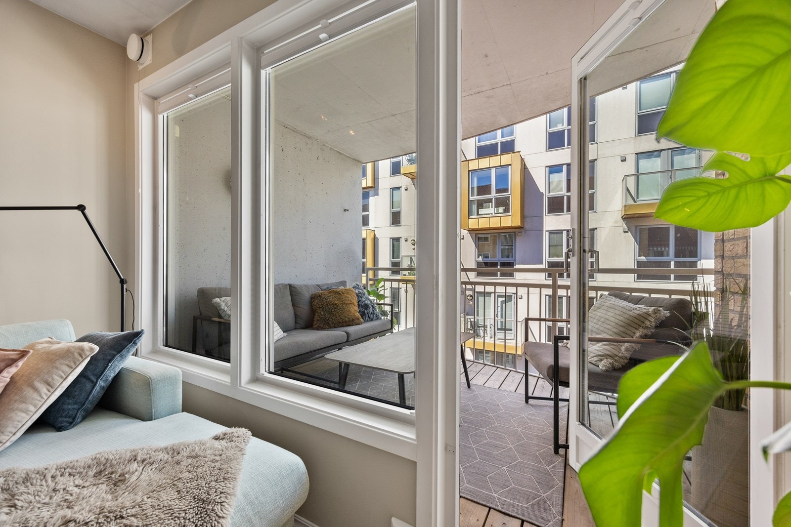 Fra stuen er det utgang til herlig vestvendt balkong på 7m² Galleribilde