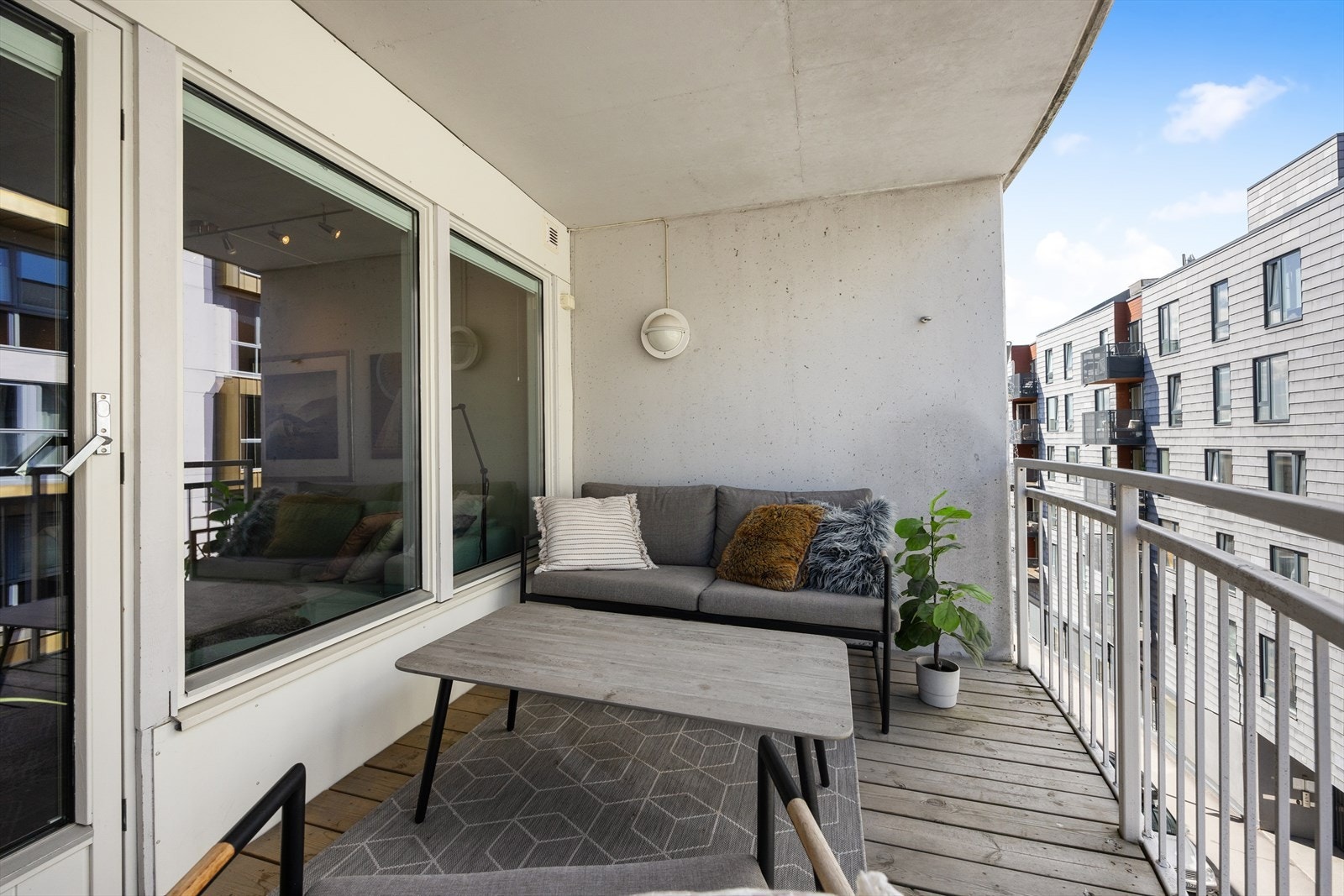 Koselig balkong som kan innredes med sittegruppe og bord Galleribilde