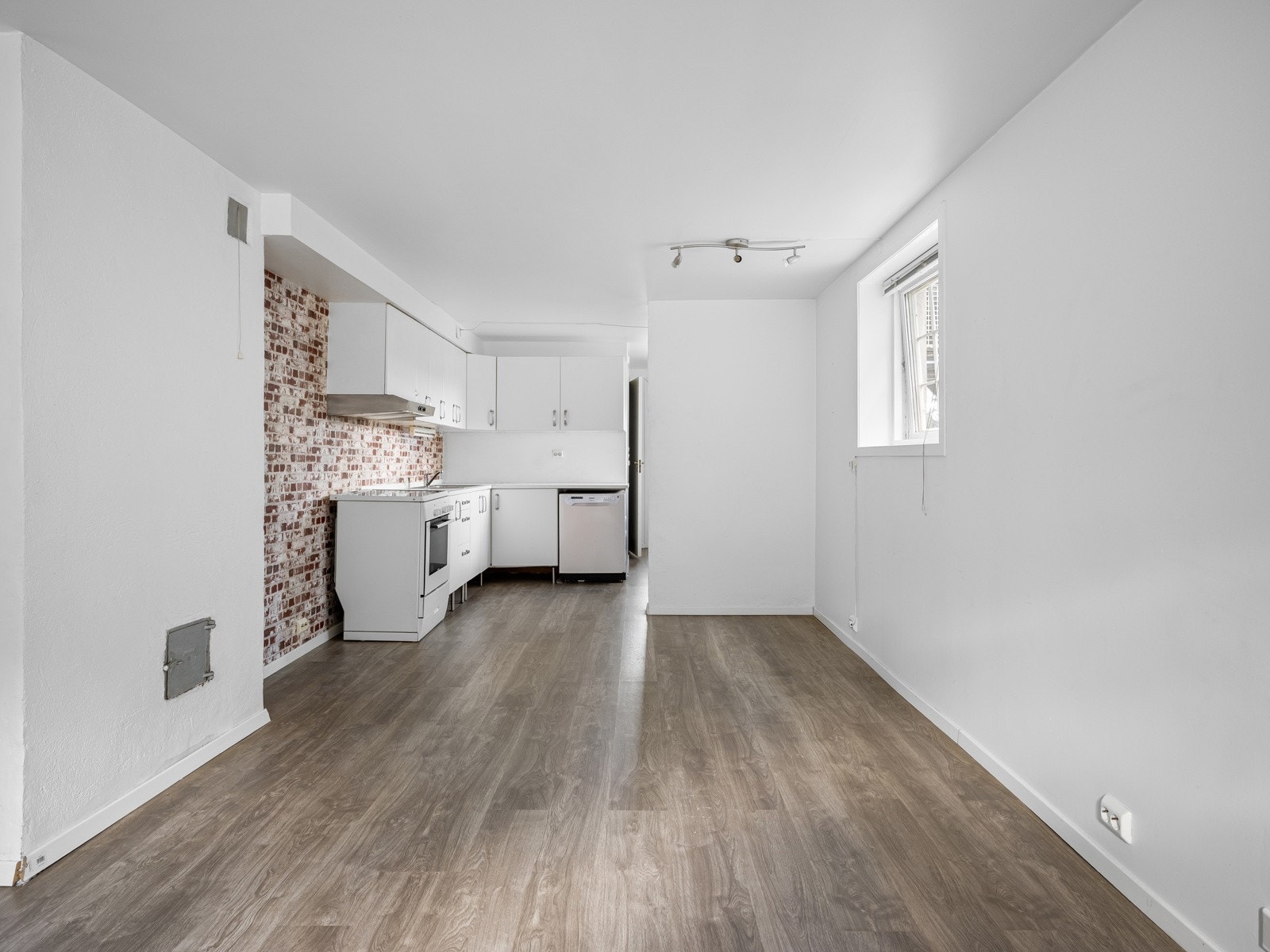 Kjelleren har egen inngang og er innredet med leilighet - Rommene i kjeller er ikke godkjent til varig opphold Galleribilde