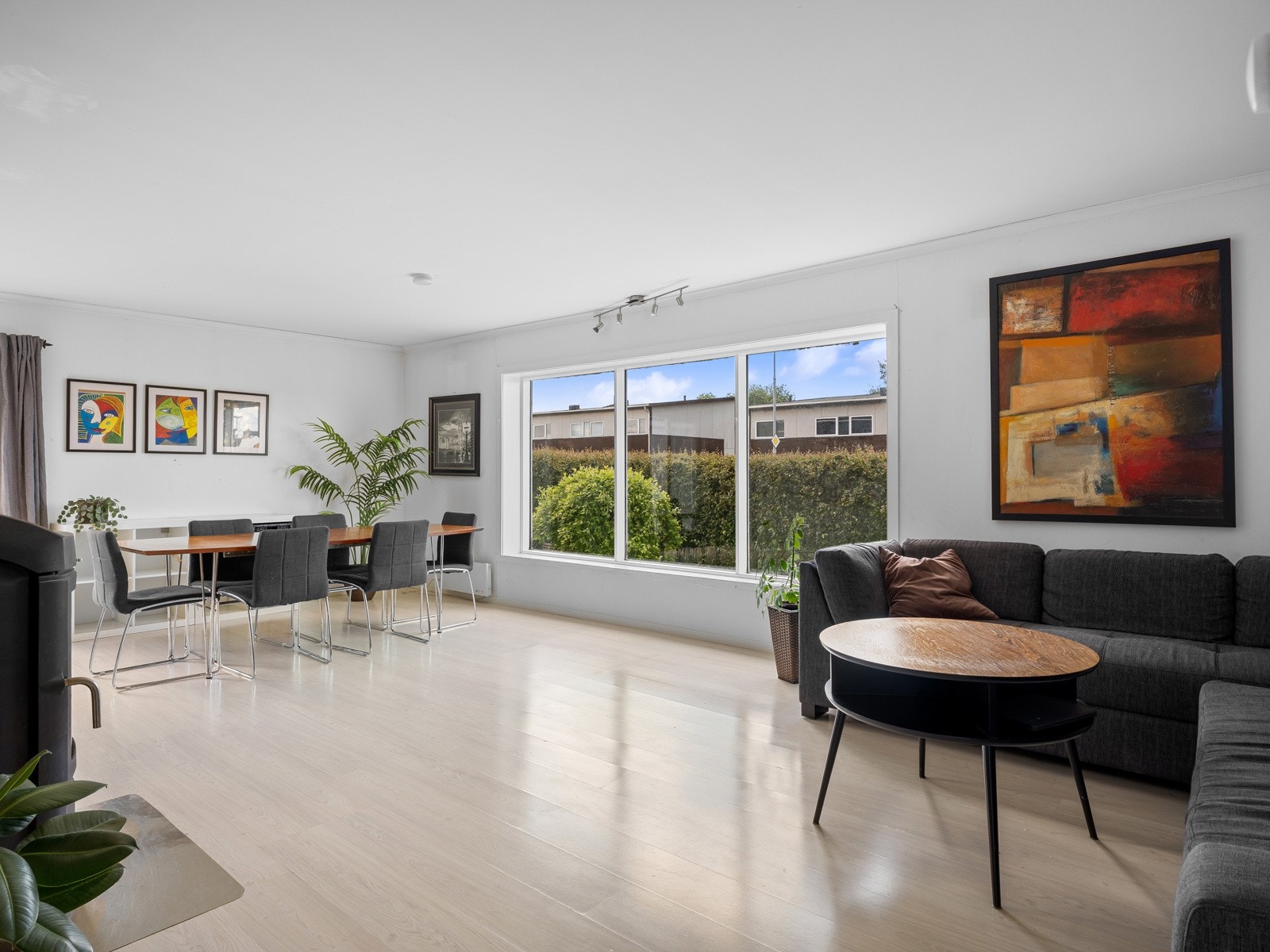 Store vinduerflater slipper inn rikelig med naturlig lys Galleribilde