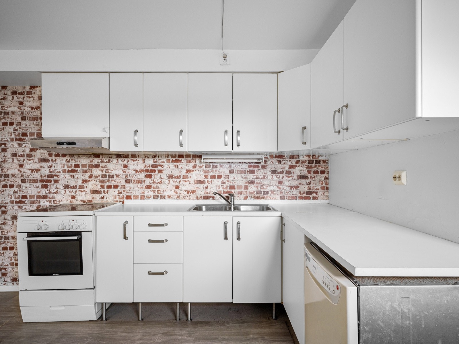 Enkelt kjøkken med god skap- og benkeplass Galleribilde