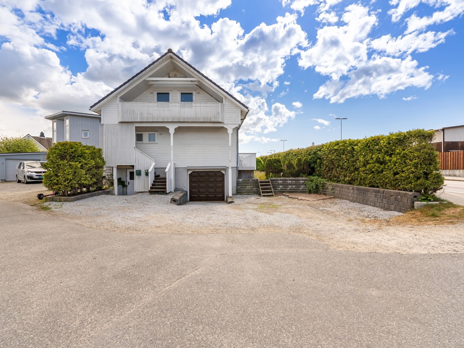 Gode parkeringsmuligheter i eget gårdsrom og garasje Galleribilde