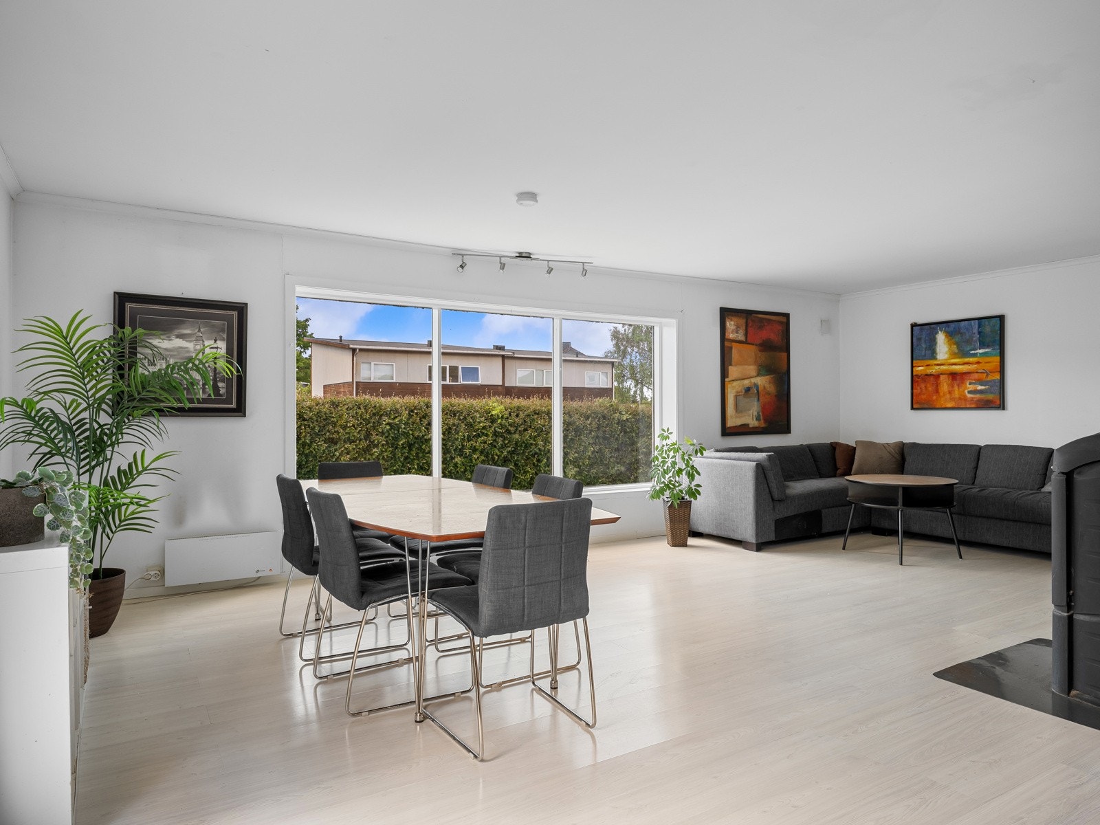 Lys og romslig stue med gode møbleringsmuligheter Galleribilde