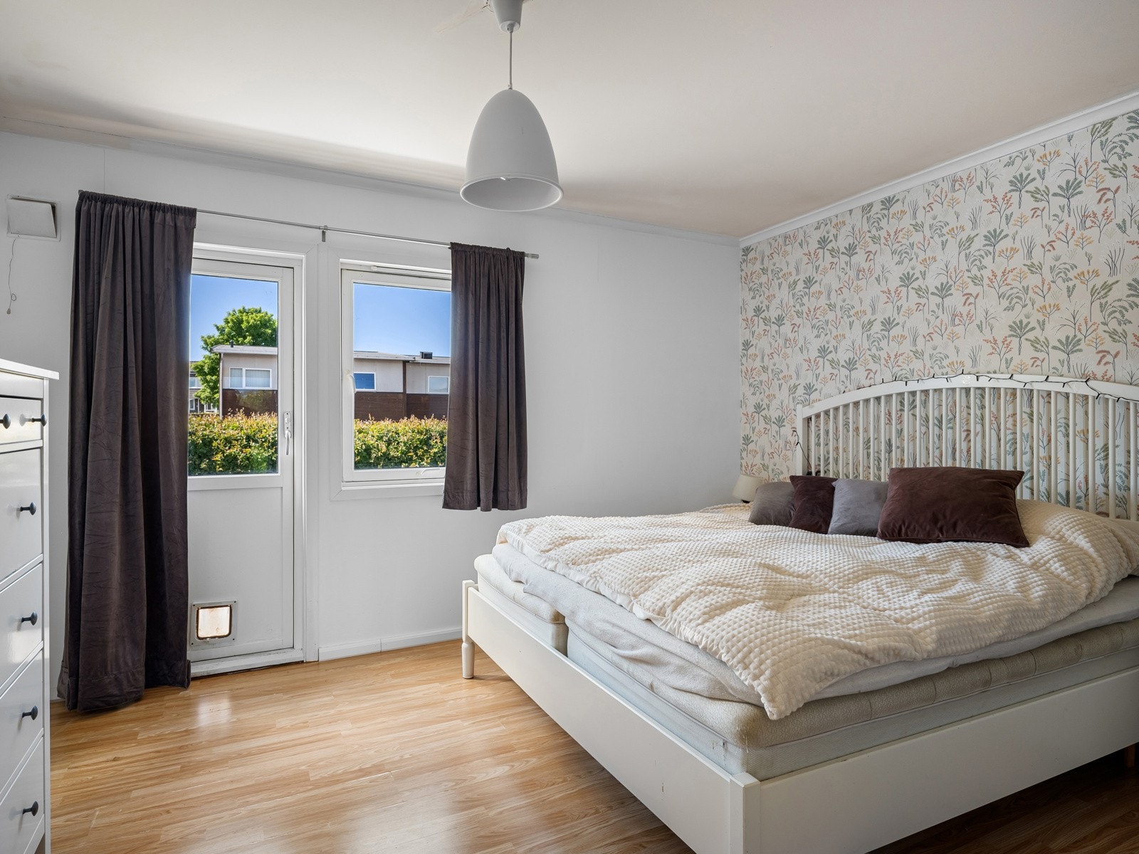 Romslig hovedsoverom med utgang til luftebalkong og walk-in garderobe/bod Galleribilde