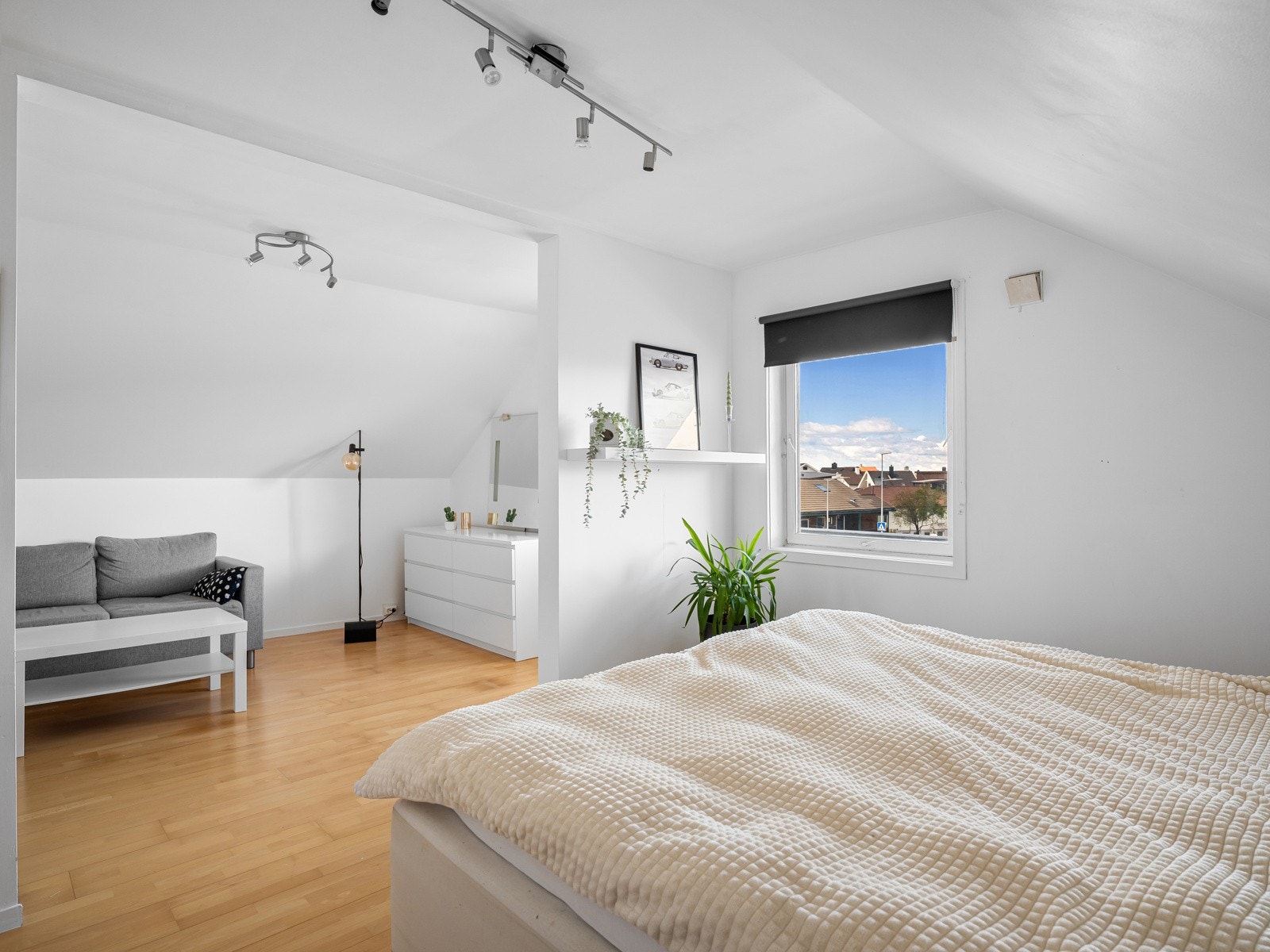 Stort soverom med utgang til balkong Galleribilde