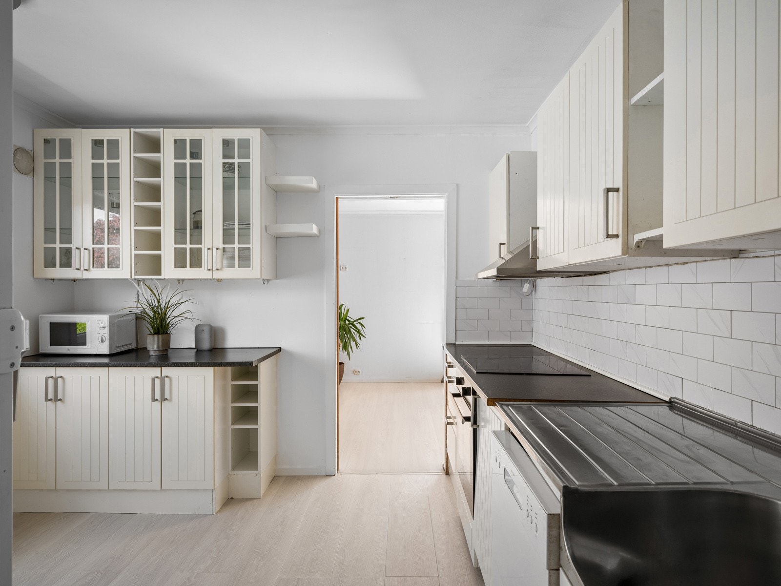 Kjøkkenet har godt med skap- og benkeplass Galleribilde