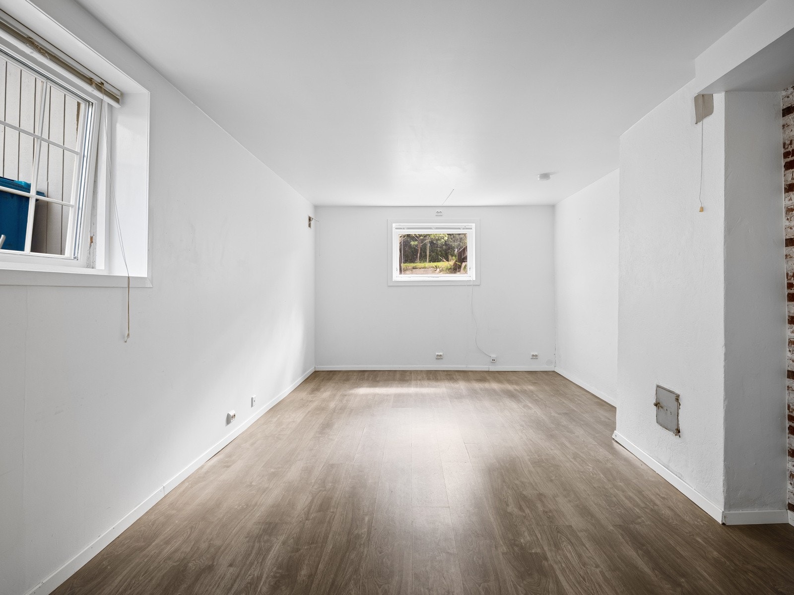 Stuen er romslig med god plass til sofasone og spisebord Galleribilde