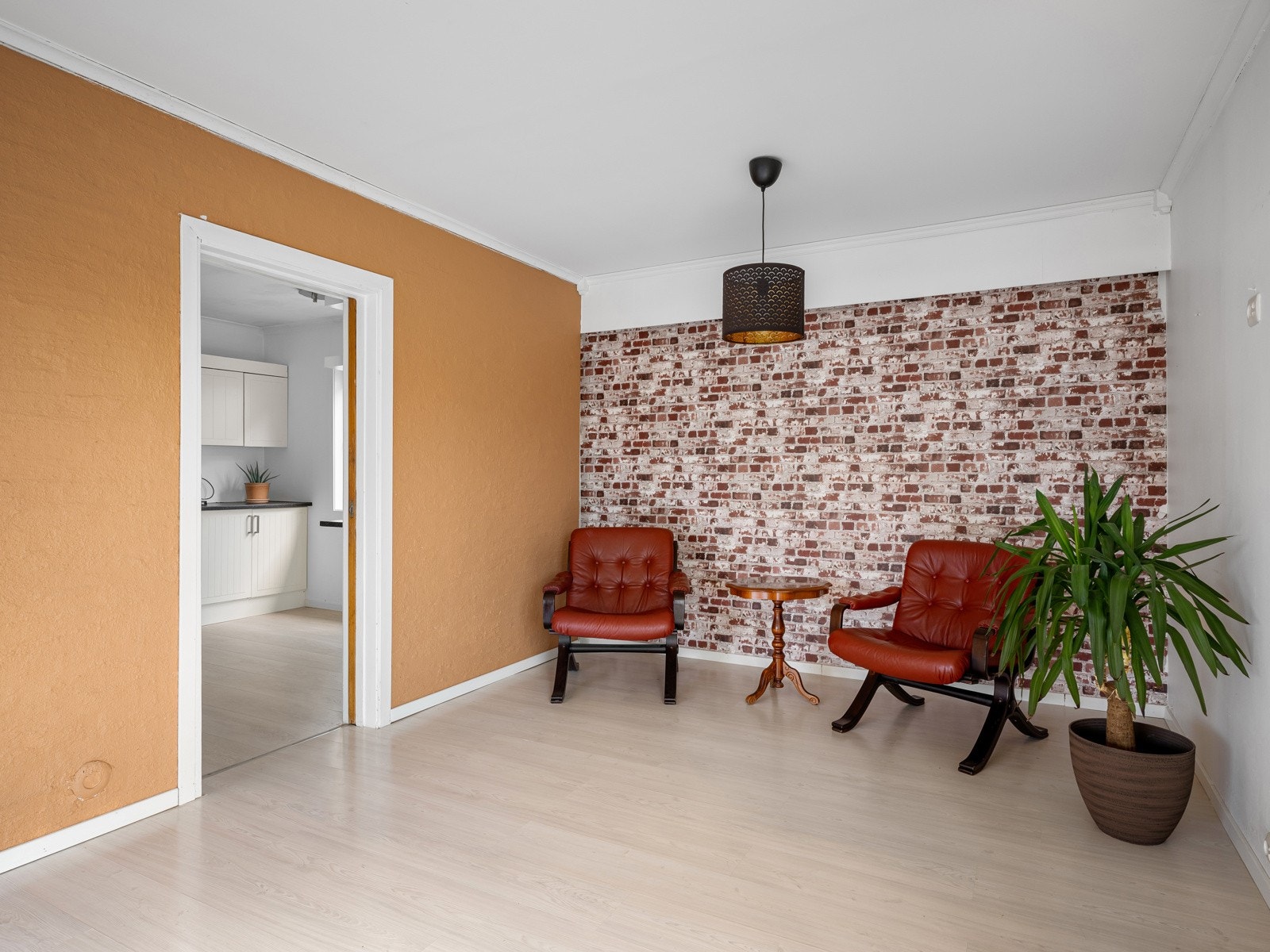 Like inn fra stuen ligger kjøkkenet Galleribilde