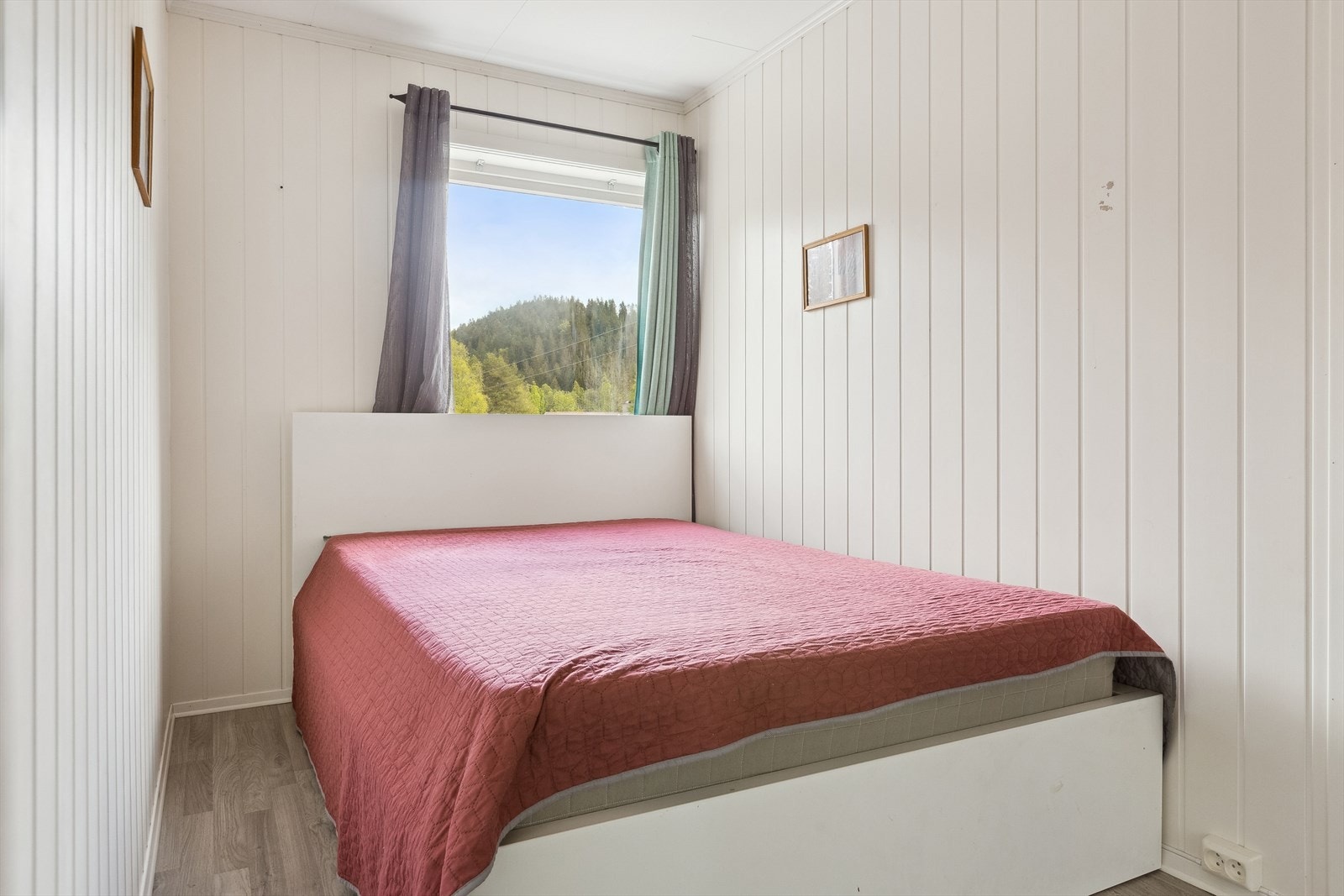 Her har du to soverom i 2. etasje og to på loftet. De i 2. etasje måler 7,5 og 8 m², og har god plass til dobbeltseng og garderobeløsning. Galleribilde