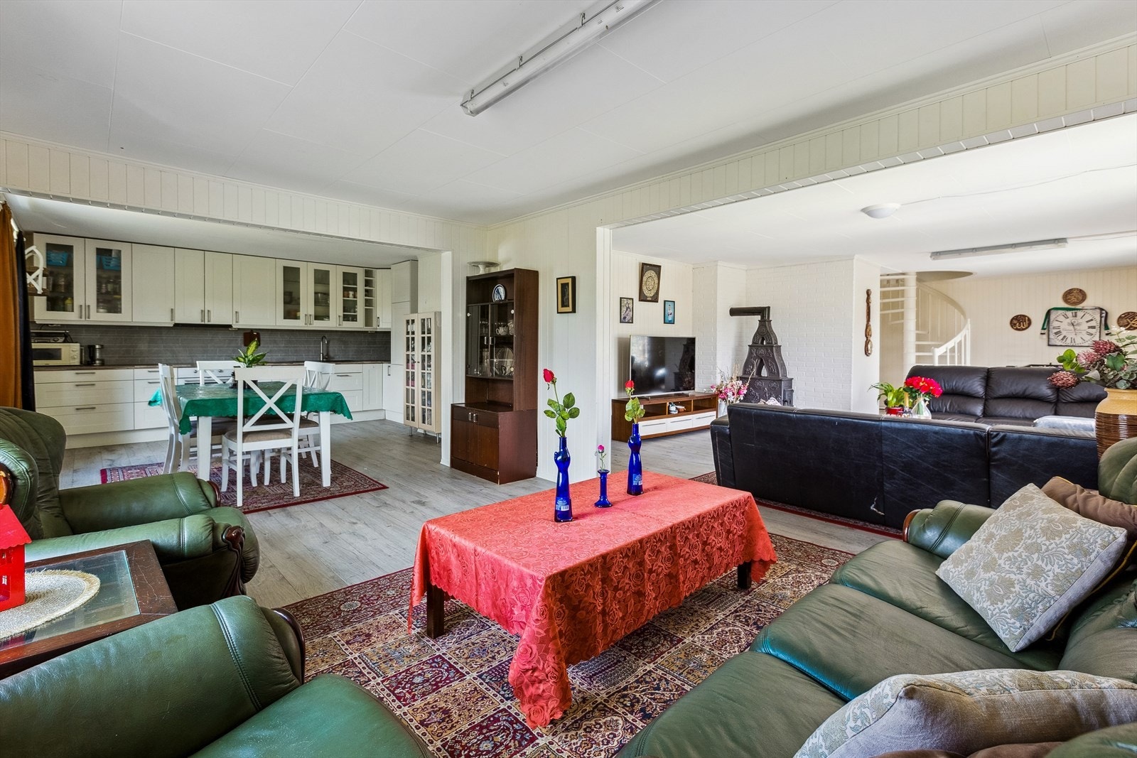 Stuen har en romslig utforming på 50 m², dette byr på flere møbleringssoner, som gir fleksible innredningsmuligheter. Galleribilde