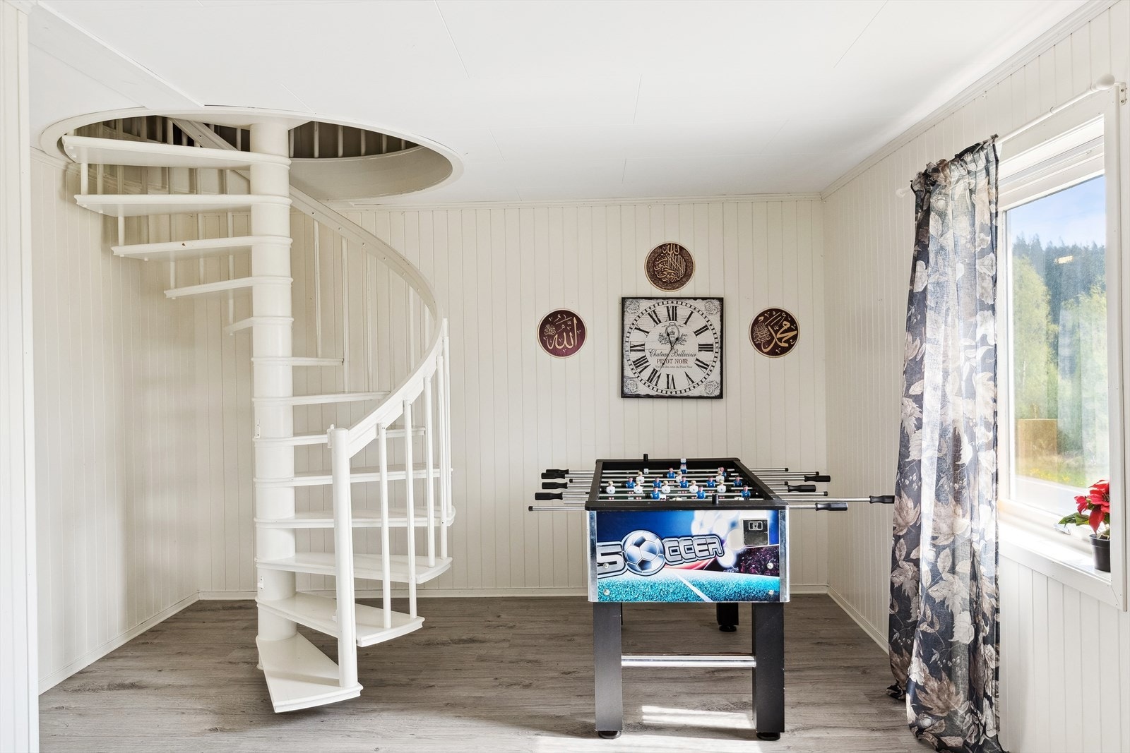 Fra stuen har du en trapp opp til boligens loftstue. Galleribilde