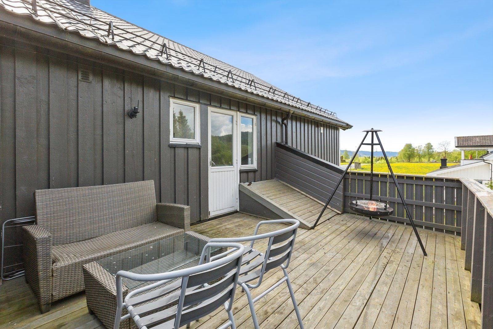 Boligen har en romslig takterrasse, i tillegg til flotte utearealer rundt eiendommen. Galleribilde