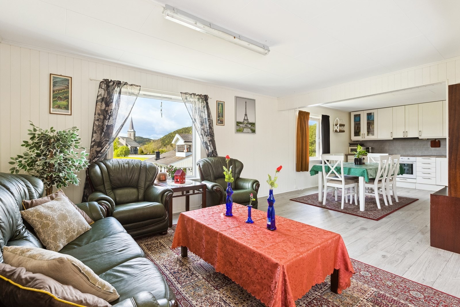 Boligen oppvarmes med elektrisitet og vedfyring. Galleribilde