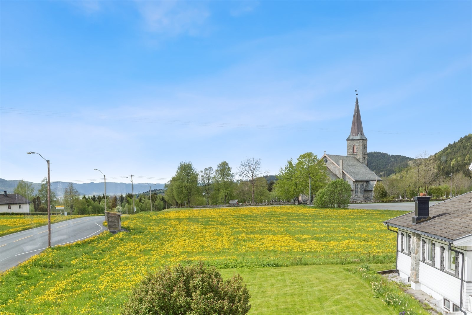 Her bor du like ved bussforbindelse og ca. 5 minutter fra Rissa sentrum, hvor du har alt av servicetilbud. Galleribilde