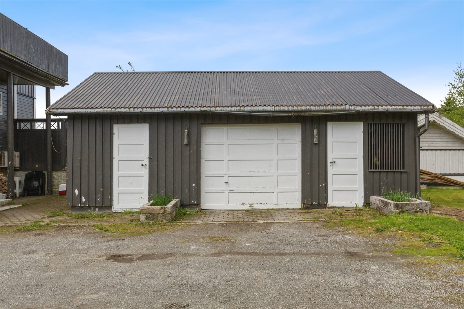 Her får du en flott familiebolig med tilhørende stor garasje og romslig tomteområde. Galleribilde