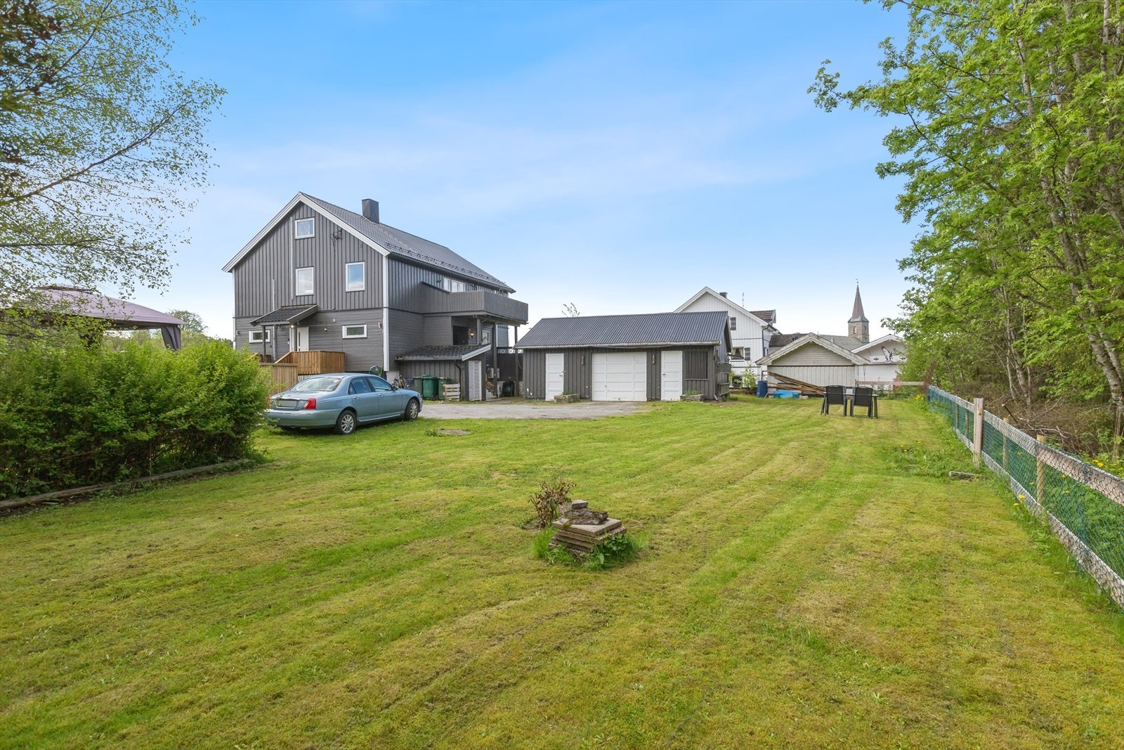 Her har du en omfattende planløsning, som inneholder hele fire soverom, to pene og flislagte bad, vaskerom, stor stue, nydelig kjøkken og full kjeller med en ubenyttet potensiale. Galleribilde