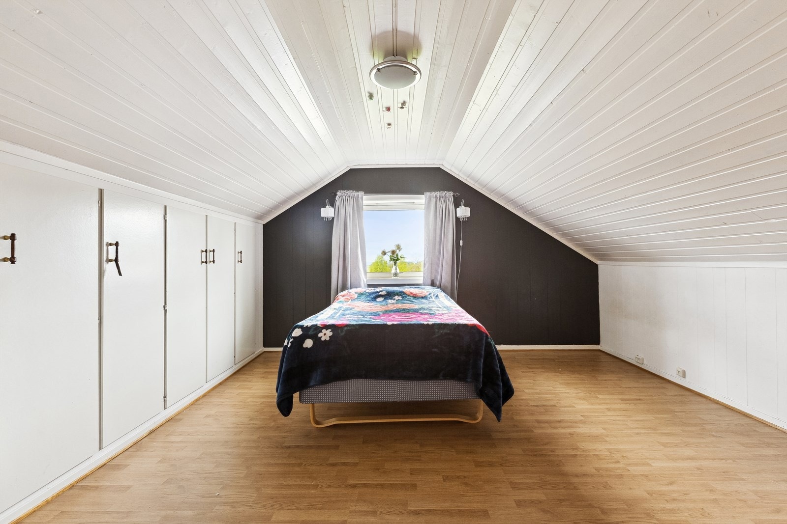 Soveromene på loftet er på gode 15 og 8 m², med garderobeskap. Galleribilde