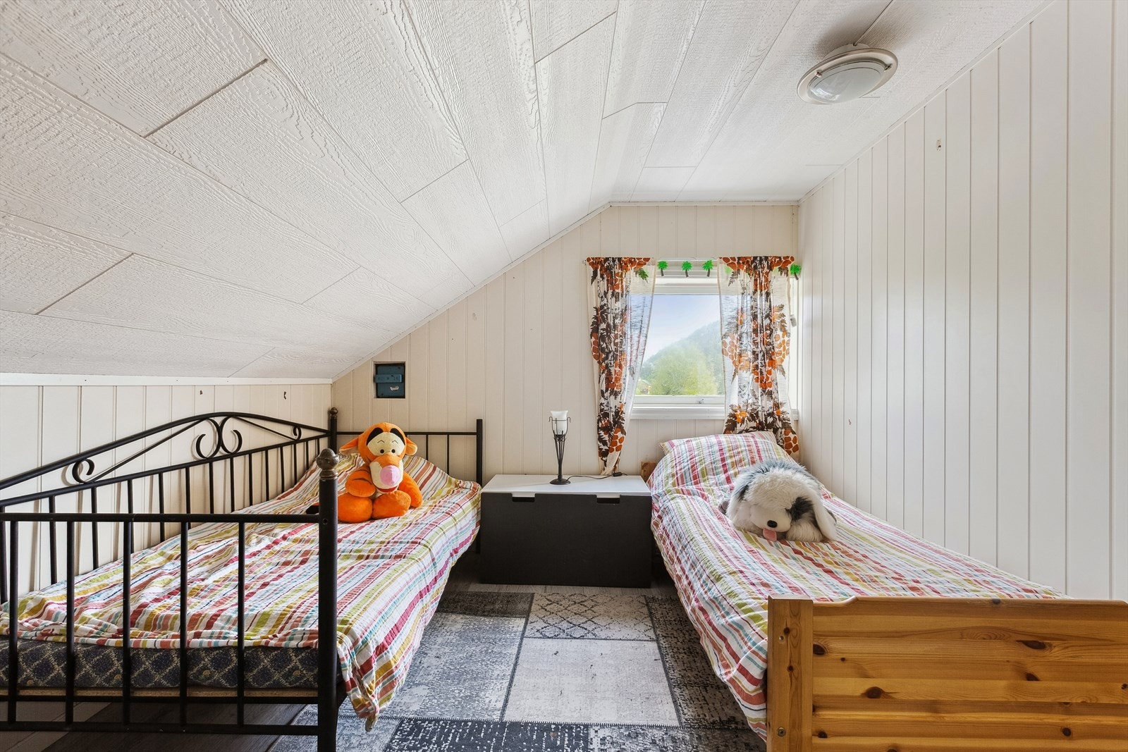 Boligen har et ubenyttet kjellerrom med potensial for videre utnyttelse. Galleribilde